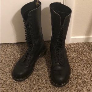 20 Eye Dr. Martens- Black steel toe boots!